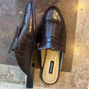 Women’s SZ 8.5 NINE WEST DARK BROWN CROC “KILTS” MULE FLATS BNWT